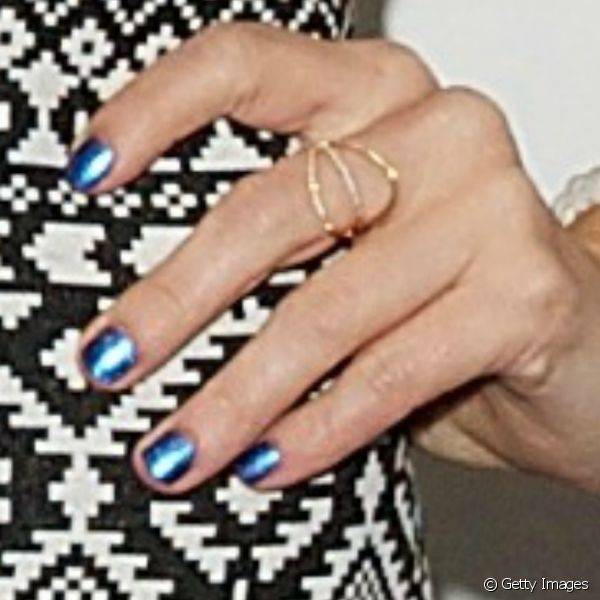 Para um look mais moderninho, Ashley Greene investiu no esmalte azul metalizado durante festa em Los Angeles